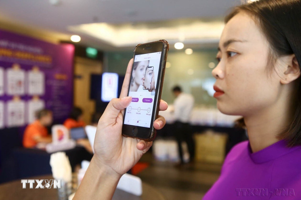 Với mục tiêu tiên phong ứng dụng trí tuệ nhân tạo trong lĩnh vực Y tế, ngày 15/10/2019, tại Hà Nội, Công ty phần mềm FPT Software phối hợp cùng các chuyên gia về Trí tuệ Nhân tạo thuộc Đại học Toulouse (Pháp) và các giáo sư bác sỹ chuyên khoa da liễu, vết thương tại Việt Nam cho ra mắt Ứng dụng Chẩn đoán bệnh Da liễu đầu tiên tại Việt Nam-DeepClinics. (Ảnh: Minh Quyết/TTXVN)