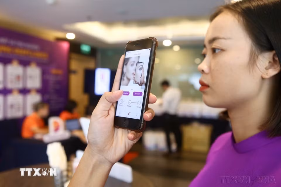 Với mục tiêu tiên phong ứng dụng trí tuệ nhân tạo trong lĩnh vực Y tế, ngày 15/10/2019, tại Hà Nội, Công ty phần mềm FPT Software phối hợp cùng các chuyên gia về Trí tuệ Nhân tạo thuộc Đại học Toulouse (Pháp) và các giáo sư bác sỹ chuyên khoa da liễu, vết thương tại Việt Nam cho ra mắt Ứng dụng Chẩn đoán bệnh Da liễu đầu tiên tại Việt Nam-DeepClinics. (Ảnh: Minh Quyết/TTXVN)