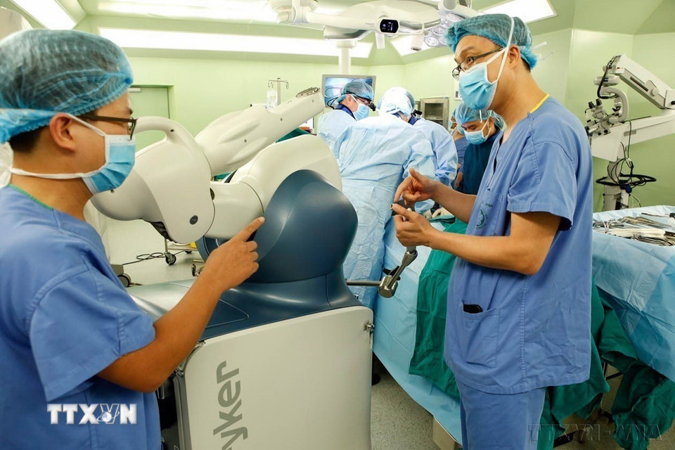 Một ca phẫu thuật chấn thương chỉnh hình được ứng dụng Robot tại bệnh viện Bạch Mai, năm 2018. (Ảnh: Dương Ngọc/TTXVN)