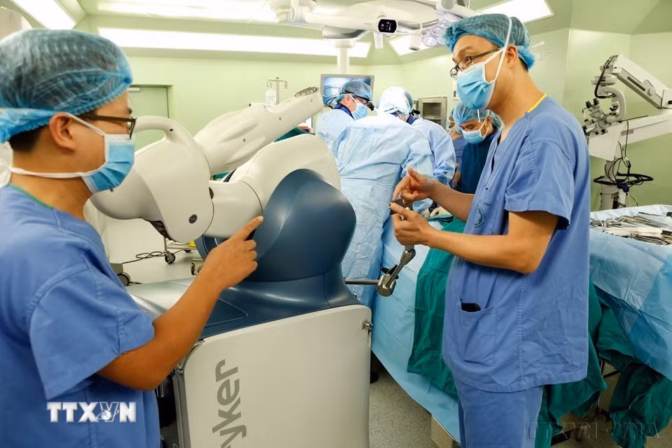 Một ca phẫu thuật chấn thương chỉnh hình được ứng dụng Robot tại bệnh viện Bạch Mai, năm 2018. (Ảnh: Dương Ngọc/TTXVN)