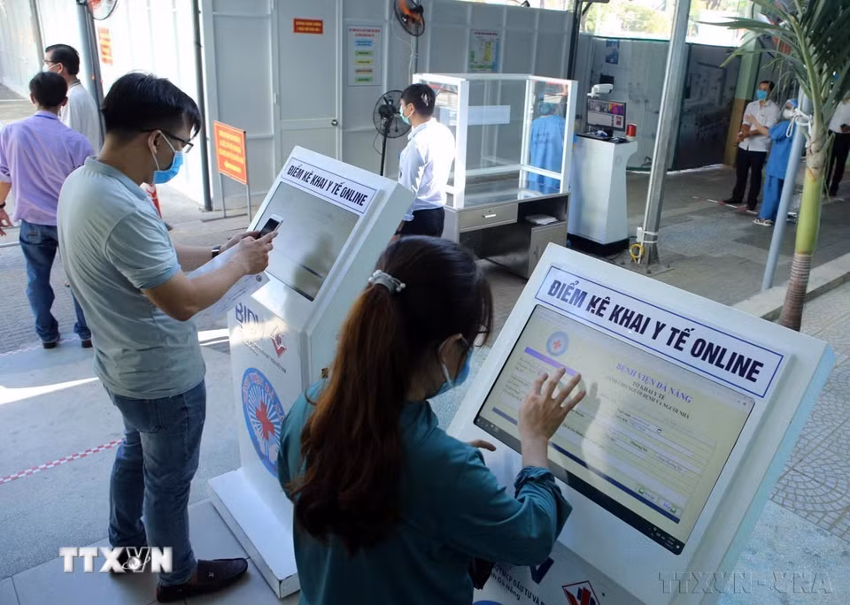 Ứng dụng công nghệ thông tin vào hoạt động khám, chữa bệnh tại các bệnh viện là một trong những giải pháp quan trọng, góp phần giảm áp lực về thủ tục hành chính, hạn chế rủi ro; tăng cường tính công khai, minh bạch và nâng cao quản lý. Trong ảnh: Người dân đến khám bệnh thực hiện khai báo y tế online tại Bệnh viện Đà Nẵng. (Ảnh: Trần Lê Lâm/TTXVN)