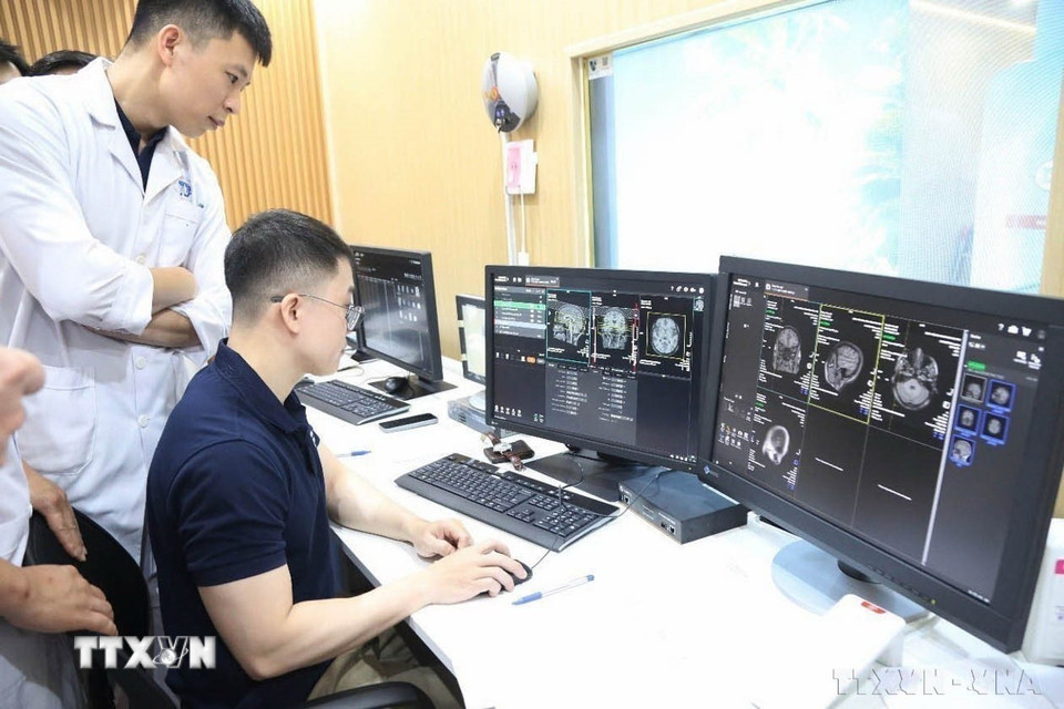 Bệnh viện đa khoa tỉnh Phú Thọ triển khai vận hành hệ thống máy chụp Cộng hưởng từ 3.0 Tesla. Đây là một trong những kỹ thuật chẩn đoán hình ảnh không xâm lấn hiện đại và an toàn hàng đầu hiện nay, giúp người dân tại Phú Thọ và các tỉnh trung du miền núi phía Bắc phát hiện sớm các bệnh lý nguy hiểm. (Ảnh: TTXVN phát)