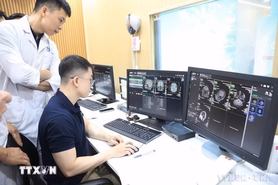 Bệnh viện đa khoa tỉnh Phú Thọ triển khai vận hành hệ thống máy chụp Cộng hưởng từ 3.0 Tesla. Đây là một trong những kỹ thuật chẩn đoán hình ảnh không xâm lấn hiện đại và an toàn hàng đầu hiện nay, giúp người dân tại Phú Thọ và các tỉnh trung du miền núi phía Bắc phát hiện sớm các bệnh lý nguy hiểm. (Ảnh: TTXVN phát)