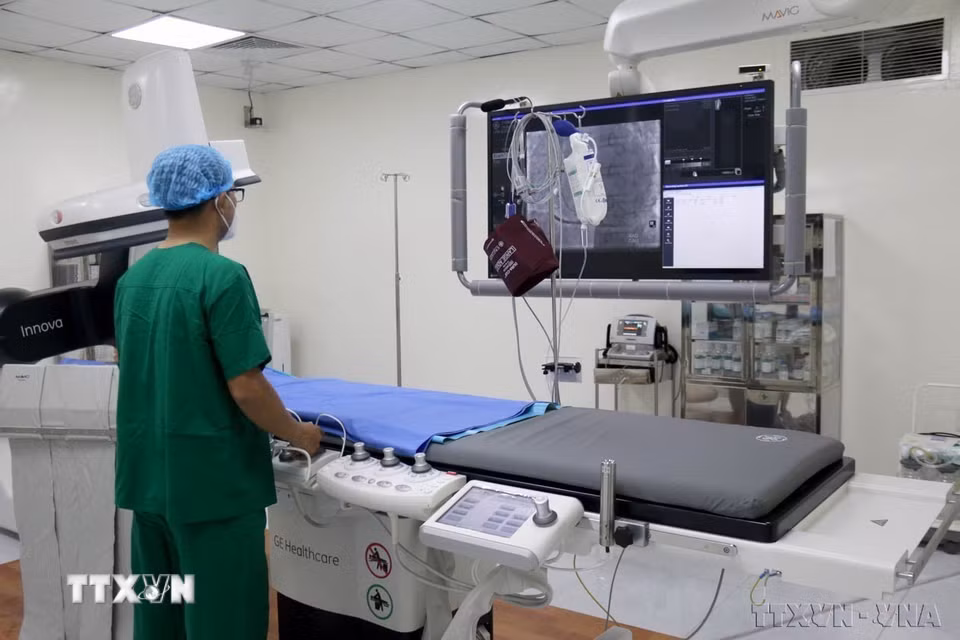 Bệnh viện Chợ Rẫy Thành phố Hồ Chí Minh chuyển giao kỹ thuật tim mạch can thiệp cho Bệnh viện Đa khoa An Phước, tỉnh Bình Phước. Trong ảnh: Máy chuyên dụng hỗ trợ kỹ thuật tim mạch can thiệp trong điều trị được chuyển giao cho Bệnh viện Đa khoa An Phước. (Ảnh: Nguyễn Thanh/TTXVN)