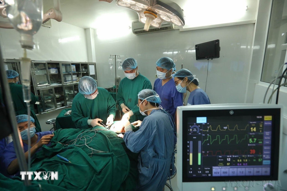 Bệnh viện Răng Hàm Mặt Trung ương Hà Nội áp dụng các thành tựu y học cao nhất, kỹ thuật tiến bộ để phẫu thuật thành công, cắt khối u xơ thần kinh trên mặt của bệnh nhân người dân tộc Mông, năm 2021. (Ảnh: Minh Quyết/TTXVN)