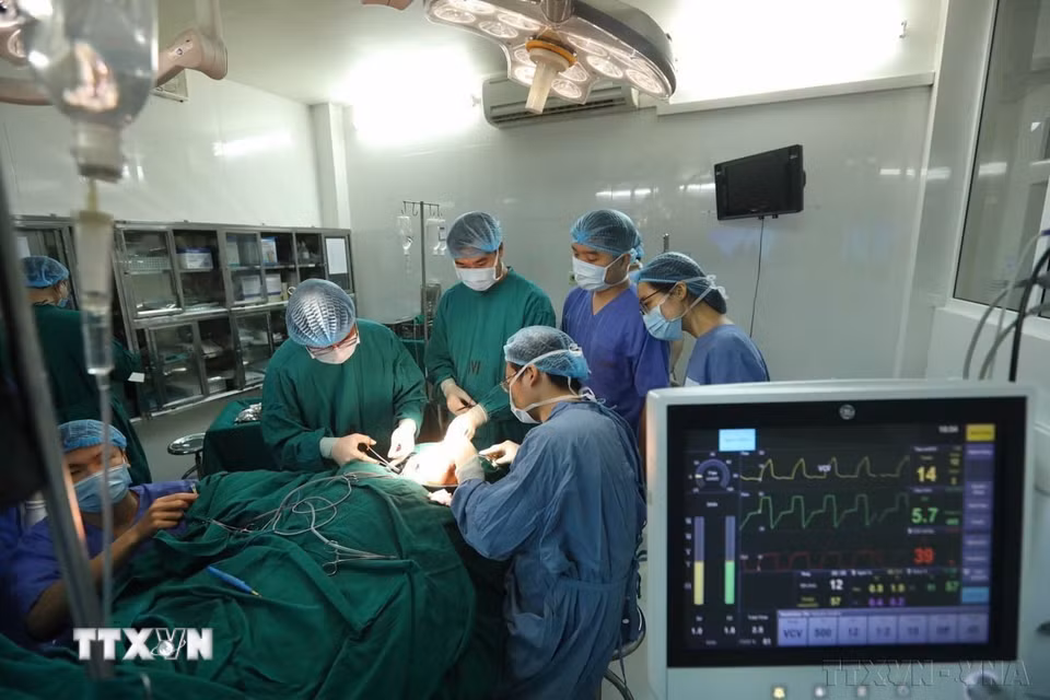 Bệnh viện Răng Hàm Mặt Trung ương Hà Nội áp dụng các thành tựu y học cao nhất, kỹ thuật tiến bộ để phẫu thuật thành công, cắt khối u xơ thần kinh trên mặt của bệnh nhân người dân tộc Mông, năm 2021. (Ảnh: Minh Quyết/TTXVN)