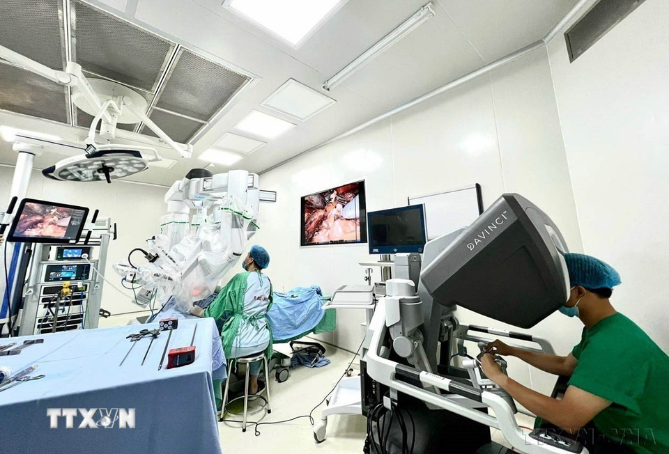 Bệnh viện K thực hiện thành công 2 ca phẫu thuật điều trị ung thư tuyến giáp cho người bệnh bằng hệ thống Robot Davinci thế hệ XI hiện đại nhất hiện nay, năm 2022. (Ảnh: TTXVN phát)