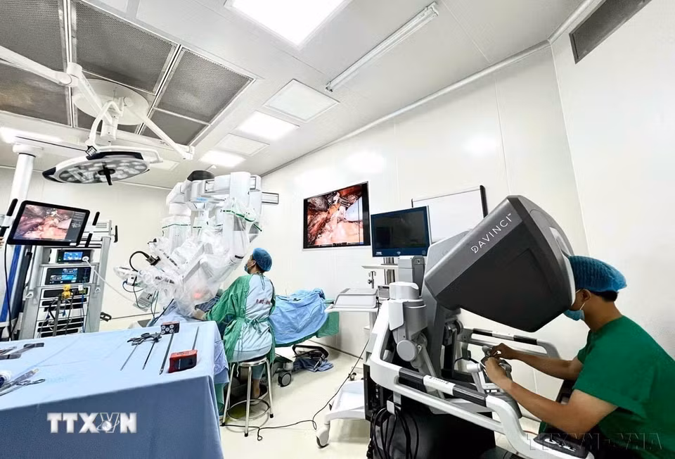 Bệnh viện K thực hiện thành công 2 ca phẫu thuật điều trị ung thư tuyến giáp cho người bệnh bằng hệ thống Robot Davinci thế hệ XI hiện đại nhất hiện nay, năm 2022. (Ảnh: TTXVN phát)