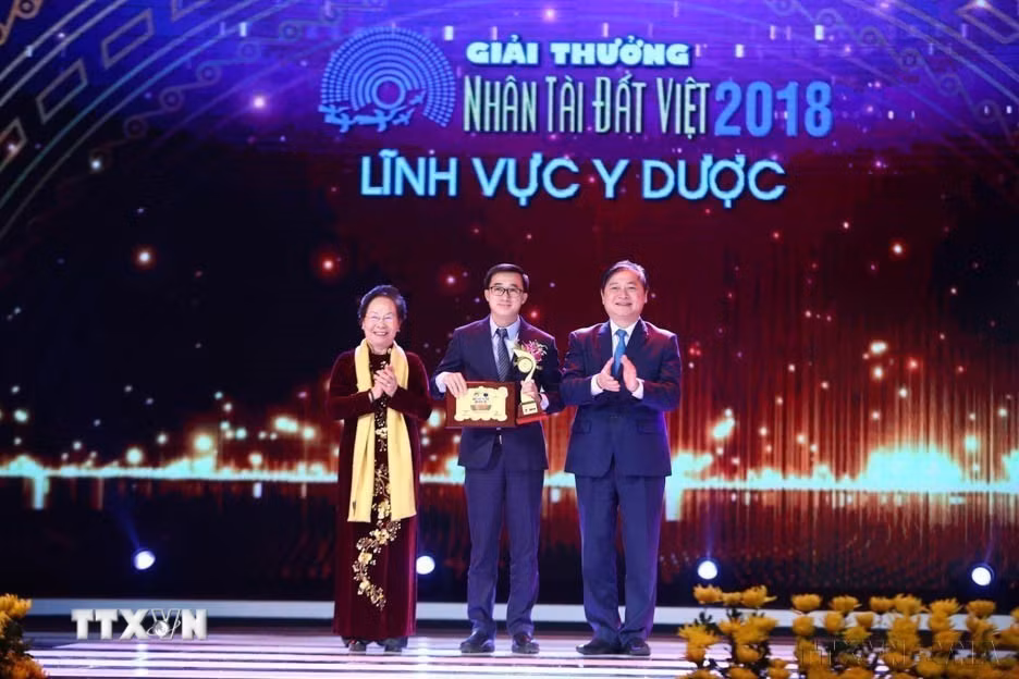 Ban tổ chức trao giải Nhất lĩnh vực Y dược tại Lễ trao giải Nhân tài Đất Việt 2018, ngày 20/11/2018. (Ảnh: Minh Quyết/TTXVN)