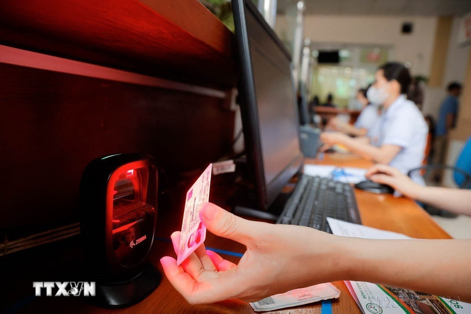 Ứng dụng công nghệ thông tin vào hoạt động khám, chữa bệnh tại các bệnh viện là một trong những giải pháp quan trọng, góp phần giảm áp lực về thủ tục hành chính, hạn chế rủi ro; tăng cường tính công khai, minh bạch và quản lý. Trong ảnh: Bệnh viện Đa khoa tỉnh Hà Giang triển khai khám, chữa bệnh Bảo hiểm Y tế bằng thẻ Căn cước công dân gắn chip, đảm bảo nhanh chóng, thông tin chính xác. (Ảnh: Minh Quyết/TTXVN)