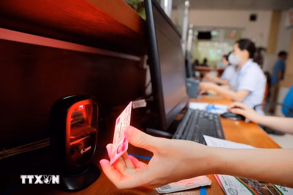 Ứng dụng công nghệ thông tin vào hoạt động khám, chữa bệnh tại các bệnh viện là một trong những giải pháp quan trọng, góp phần giảm áp lực về thủ tục hành chính, hạn chế rủi ro; tăng cường tính công khai, minh bạch và quản lý. Trong ảnh: Bệnh viện Đa khoa tỉnh Hà Giang triển khai khám, chữa bệnh Bảo hiểm Y tế bằng thẻ Căn cước công dân gắn chip, đảm bảo nhanh chóng, thông tin chính xác. (Ảnh: Minh Quyết/TTXVN)