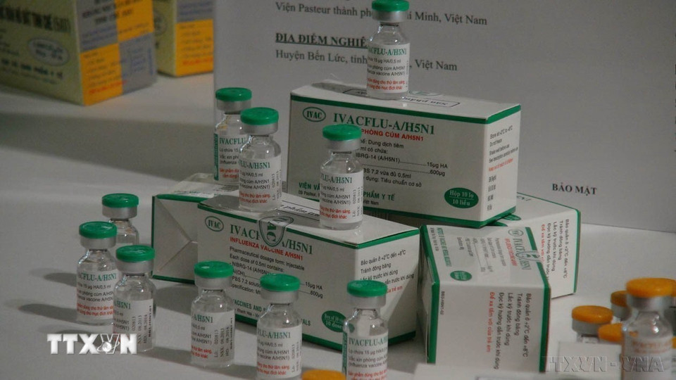 Sản phẩm vaccine phòng cúm A/H5N1 do Việt Nam sản xuất. (Ảnh: Phan Sáu/TTXVN)