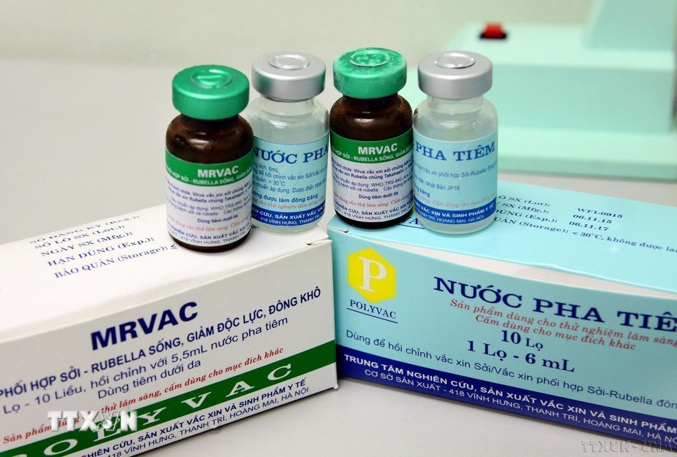 Việt Nam cũng được biết đến là quốc gia đang dần vươn lên vị trí quan trọng trong danh sách các nước sản xuất vaccine trên thế giới. Trong ảnh: Vaccine phối hợp Sởi-Rubella do Việt Nam sản xuất đã được thử nghiệm lâm sàng và được đánh giá là an toàn, hiệu quả cho người sử dụng trong Chương trình tiêm chủng mở rộng, phục vụ tiêm miễn phí cho trẻ em từ năm 2017. (Ảnh: Dương Ngọc/TTXVN)
