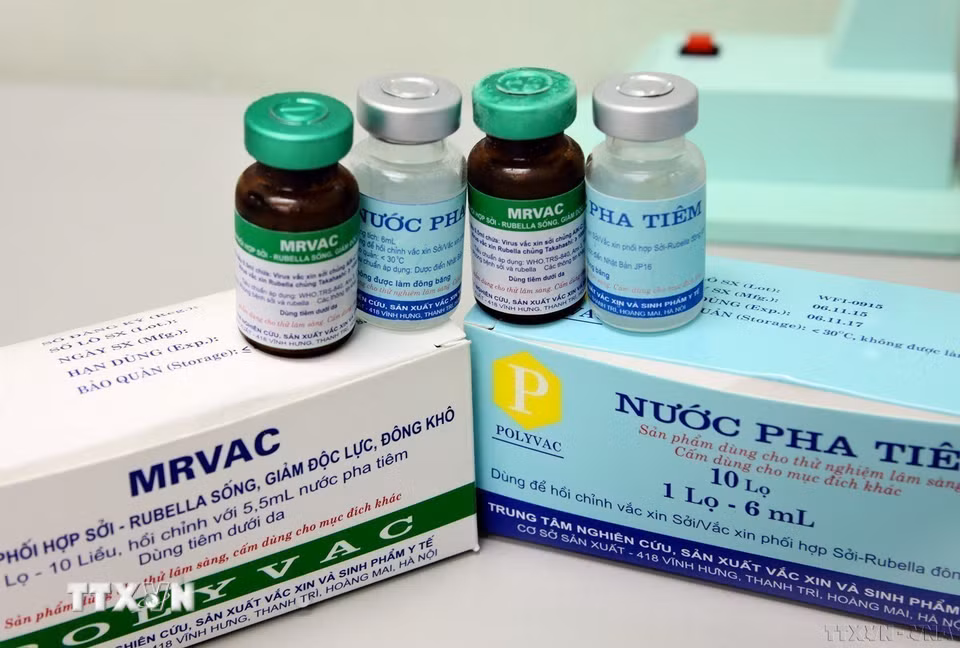 Việt Nam cũng được biết đến là quốc gia đang dần vươn lên vị trí quan trọng trong danh sách các nước sản xuất vaccine trên thế giới. Trong ảnh: Vaccine phối hợp Sởi-Rubella do Việt Nam sản xuất đã được thử nghiệm lâm sàng và được đánh giá là an toàn, hiệu quả cho người sử dụng trong Chương trình tiêm chủng mở rộng, phục vụ tiêm miễn phí cho trẻ em từ năm 2017. (Ảnh: Dương Ngọc/TTXVN)