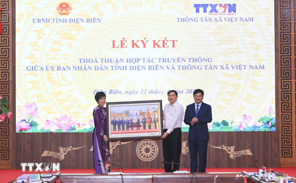 Tổng Giám đốc Thông tấn xã Việt Nam Vũ Việt Trang trao bức ảnh tặng tỉnh Điện Biên. (Ảnh: Xuân Tư/TTXVN)