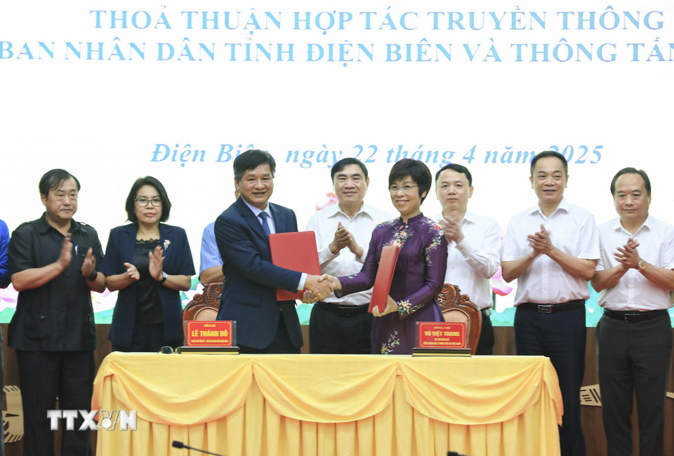 Tổng Giám đốc TTXVN Vũ Việt Trang và Chủ tịch UBND tỉnh Điện Biên Lê Thành Đô bàn giao Biên bản ký kết Hợp tác truyền thông giai đoạn 2025-2029. (Ảnh: Xuân Tư/TTXVN)