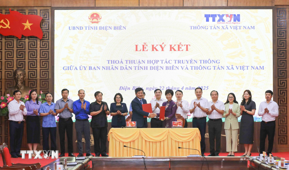 Tổng Giám đốc TTXVN Vũ Việt Trang và Chủ tịch UBND tỉnh Điện Biên Lê Thành Đô bàn giao Biên bản ký kết Hợp tác truyền thông giai đoạn 2025-2029. (Ảnh: Xuân Tư/TTXVN)