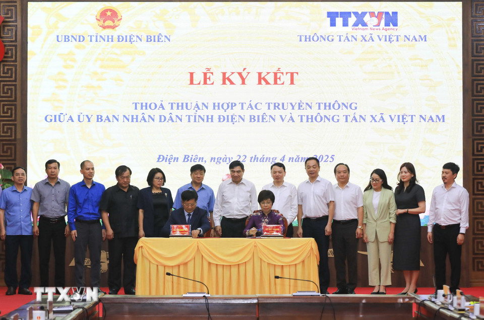 Tổng Giám đốc TTXVN Vũ Việt Trang và Chủ tịch UBND tỉnh Điện Biên Lê Thành Đô ký kết Chương trình Hợp tác truyền thông giai đoạn 2025-2029. (Ảnh: Xuân Tư/TTXVN)