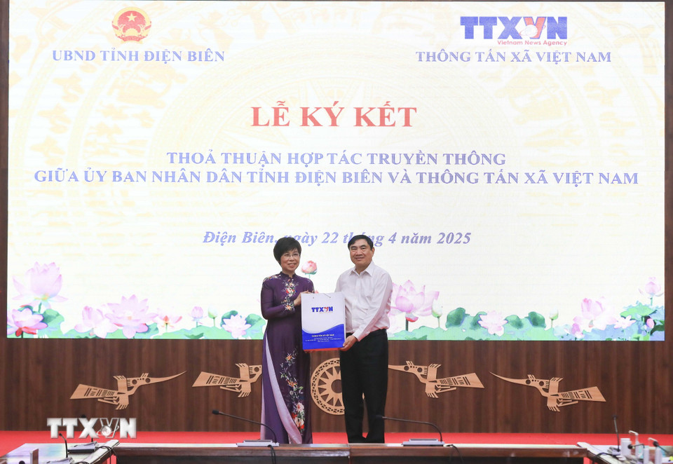 Tổng Giám đốc Thông tấn xã Việt Nam Vũ Việt Trang tặng quà lưu niệm cho Bí thư Tỉnh ủy Điện Biên. (Ảnh: Xuân Tư/TTXVN)