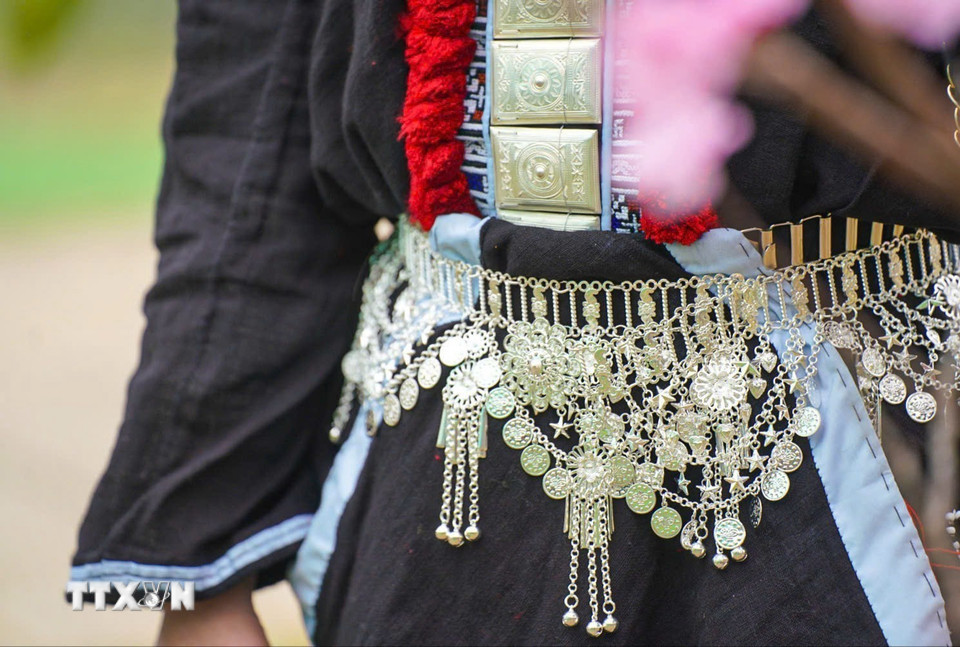Ngoài các chi tiết chính trên bộ trang phục, phụ nữ Dao Tiền còn tạo thêm điểm nhấn bằng các loại trang sức bạc. (Ảnh: Khánh Hòa/TTXVN)