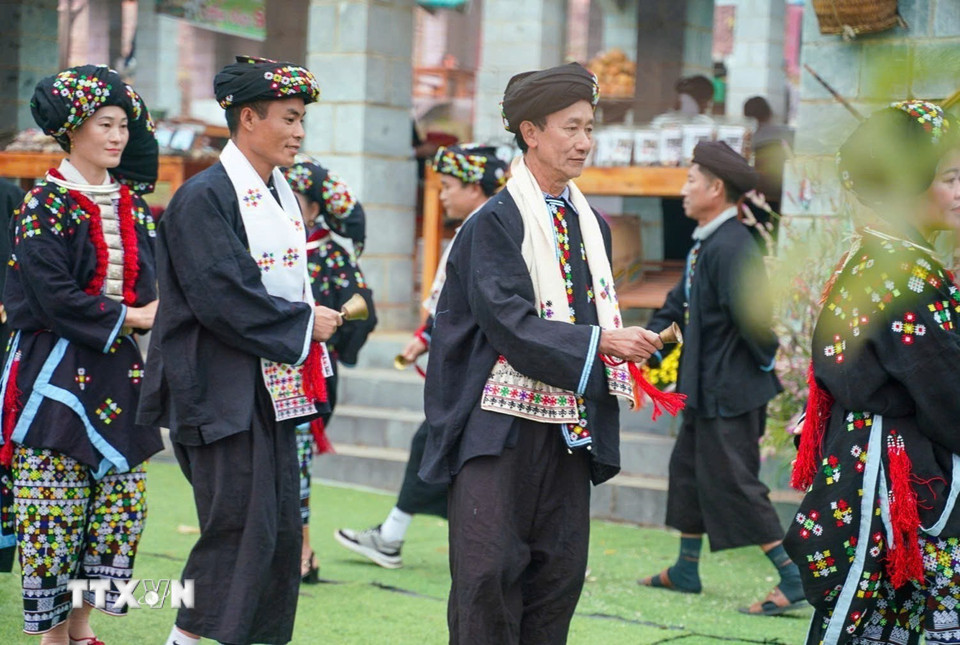 Trang phục ở nam giới người Dao Tiền với gam màu chàm là chủ đạo. (Ảnh: Khánh Hòa/TTXVN)