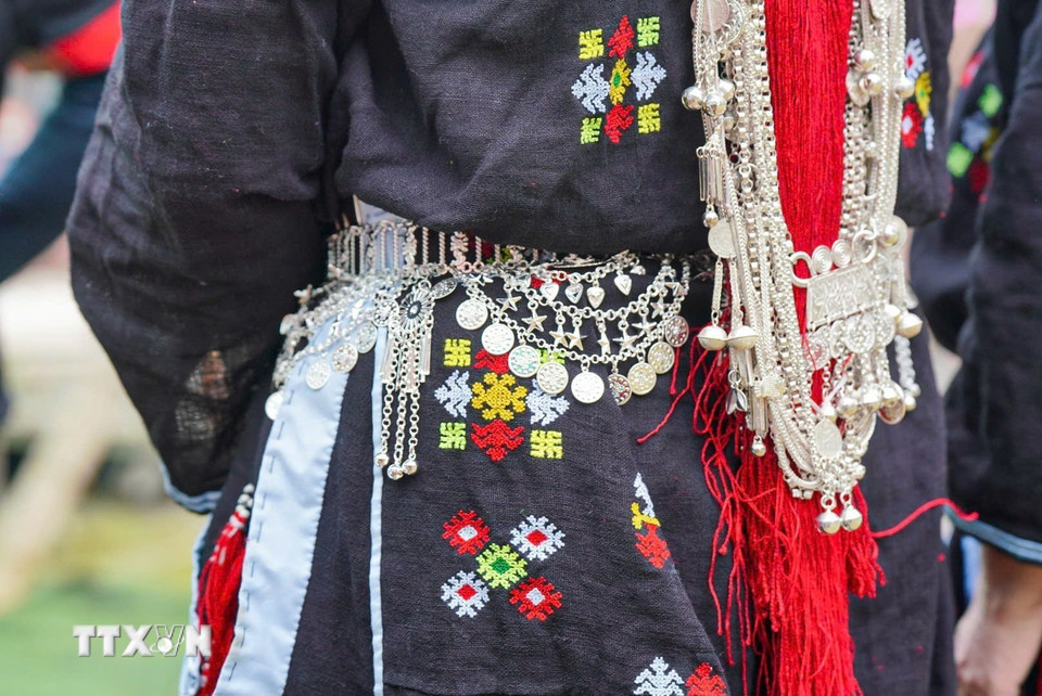 Ngoài các chi tiết chính trên bộ trang phục, phụ nữ Dao Tiền còn tạo thêm điểm nhấn bằng các loại trang sức bạc. (Ảnh: Khánh Hòa/TTXVN)