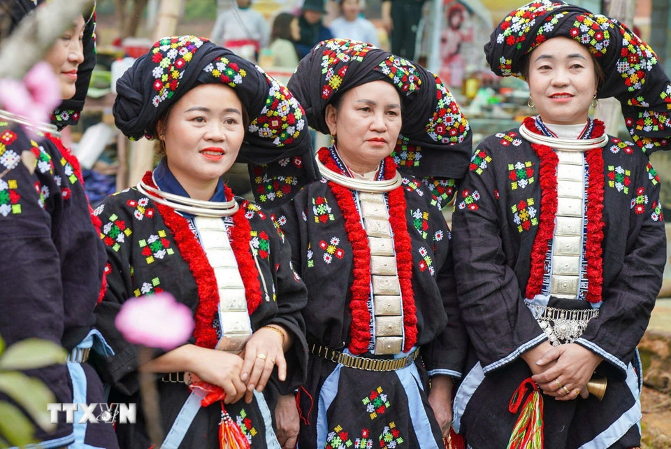 Người Dao rất coi trọng việc ăn mặc, bộ trang phục của phụ nữ gồm: áo, khăn đội đầu, quần, thắt lưng và xà cạp quấn chân, ngoài các chi tiết chính trên bộ trang phục, phụ nữ Dao Tiền còn tạo thêm điểm nhấn bằng các loại trang sức bạc. (Ảnh: Khánh Hòa/TTXVN)