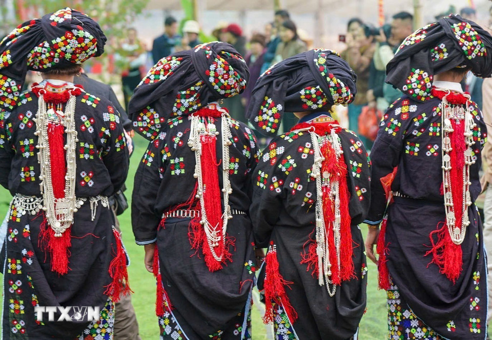Cùng với tiếng nói, trang phục không chỉ là yếu tố đầu tiên để phân biệt các dân tộc, đó còn là nét đẹp văn hóa, chứa đựng tinh hoa, sáng tạo nghệ thuật của từng dân tộc. (Ảnh: Khánh Hòa/TTXVN)