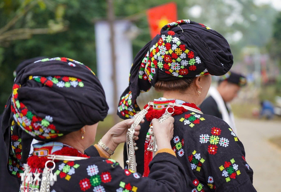 Người phụ nữ Dao tự may thêu trang phục truyền thống để gìn giữ bản sắc dân tộc. (Ảnh: Khánh Hòa/TTXVN)