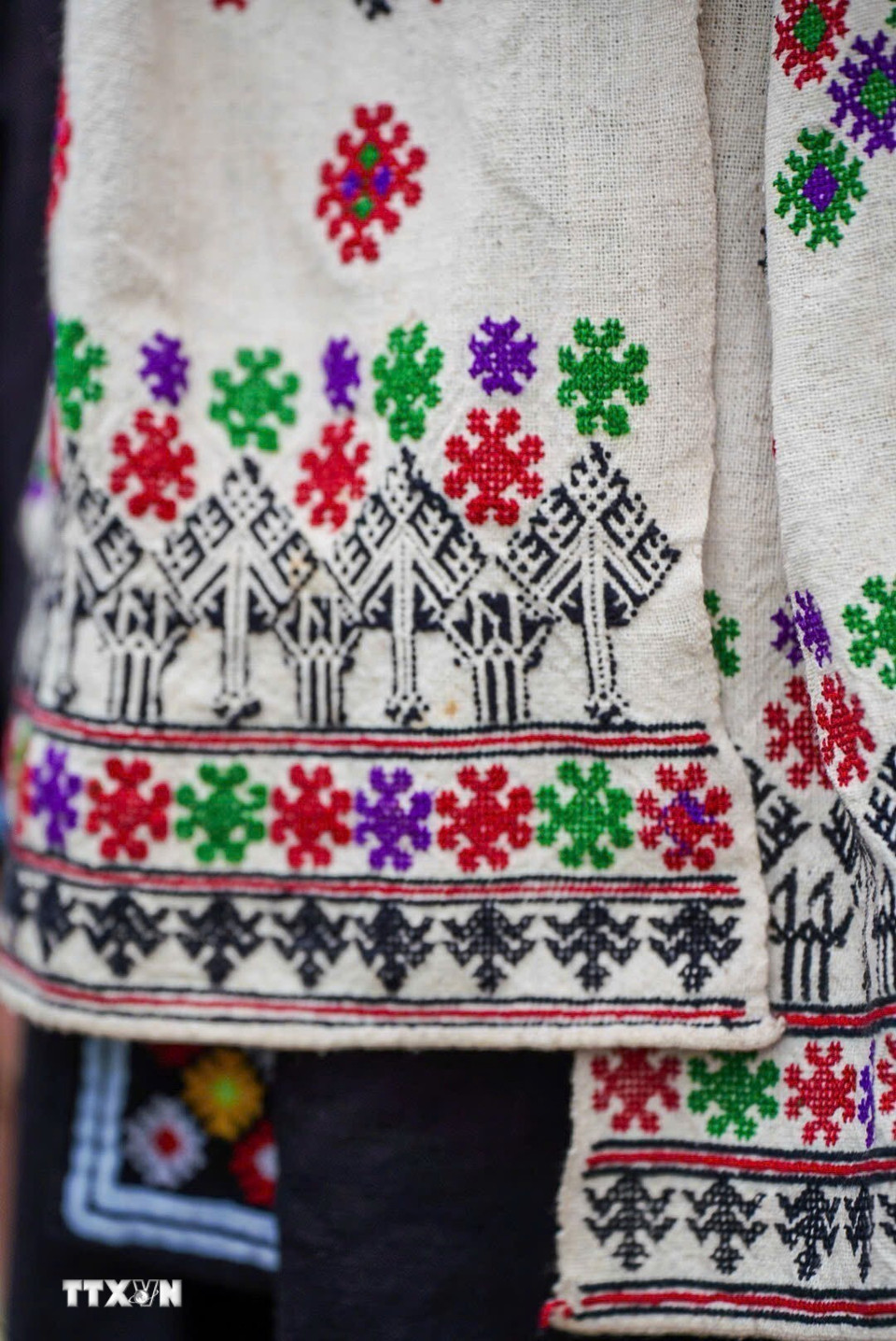Một điểm độc đáo ở trang phục người Dao Tiền xứ Thanh là các họa tiết thêu trên trang phục thường rất đơn giản, nhưng tinh tế, không theo mẫu vẽ sẵn, mà được truyền khẩu. (Ảnh: Khánh Hòa/TTXVN)