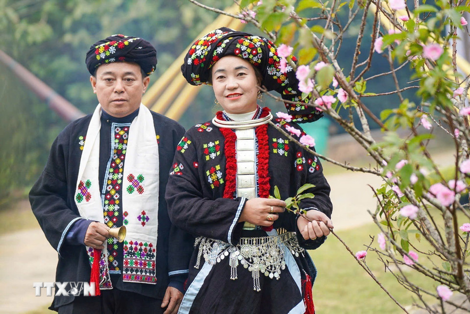 Trang phục của người Dao Tiền với những hình thêu cầu kỳ, tinh tế có tính thẩm mỹ cao còn là những câu chuyện dài về lịch sử cội nguồn dân tộc. (Ảnh: Khánh Hòa/TTXVN)