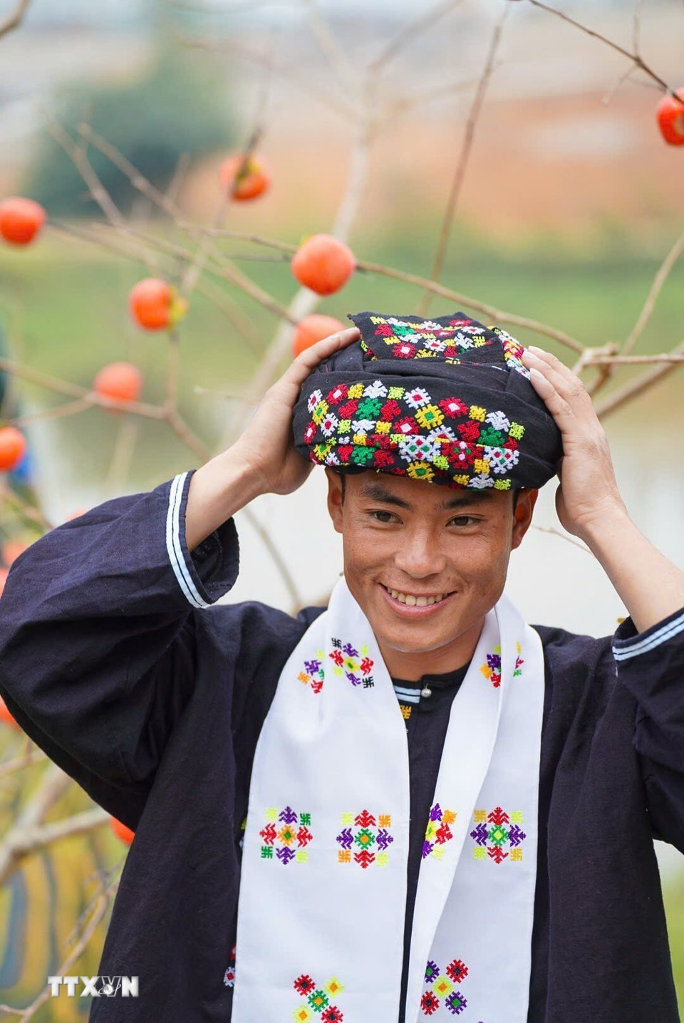 Từ xưa tới nay, trang phục của người Dao Tiền trở nên đặc sắc một phần là nhờ nghệ thuật trang trí thêu thủ công và kỹ thuật nhuộm chàm. (Ảnh: Khánh Hòa/TTXVN)