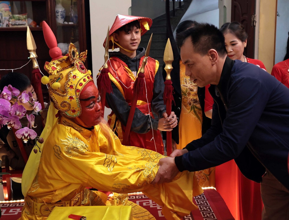 Người dân trong làng đến chúc mừng Chúa tại gia đình. (Ảnh: Trần Việt/TTXVN)