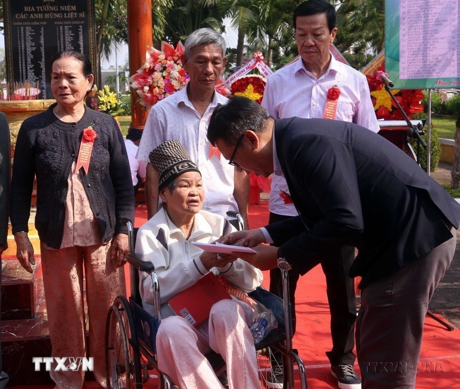 Đại diện Trường Đại học Đông Á thăm hỏi, tặng quà tri ân gia đình các liệt sỹ trong lễ kỷ niệm 35 năm ngày 64 chiến sỹ Hải quân Nhân dân Việt Nam hy sinh tại đảo Gạc Ma năm 2023. (Ảnh: Trần Lê Lâm/TTXVN)