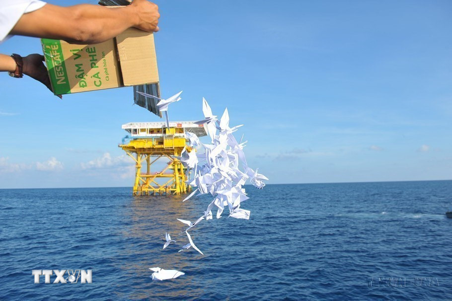 Những con hạc giấy được Đoàn hành trình “Tuổi trẻ đồng hành vì Trường Sa xanh” tự tay gấp rồi thả xuống biển để tưởng niệm các Liệt sỹ đã hy sinh trên thềm lục địa phía Nam của Tổ quốc năm 2016. (Ảnh: Phạm Kiên/TTXVN)