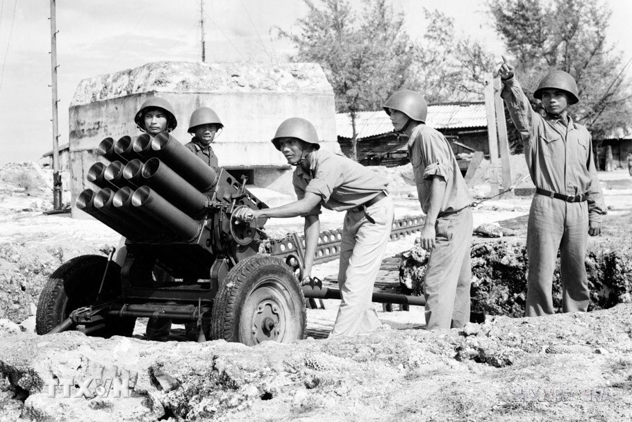 Trận chiến đấu bảo vệ chủ quyền Tổ quốc ở Gạc Ma thức tỉnh trái tim người Việt về nhiệm vụ thiêng liêng bảo vệ chủ quyền biển, đảo của Tổ quốc. Trong ảnh: Chiến sỹ khẩu đội 13, HI2, đại đội 3, đảo Sinh Tồn nêu cao tinh thần cảnh giác, sẵn sàng chiến đấu năm 1984. (Ảnh: Hồng Thụ/TTXVN)