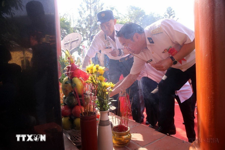 Cựu chiến binh Ban Liên lạc truyền thống bộ đội Trường Sa tại Đà Nẵng dâng hương tưởng niệm, tri ân các liệt sỹ hy sinh tại Gạc Ma, thành phố Đà Nẵng, ngày 12/3/2023. (Ảnh: Trần Lê Lâm/TTXVN)