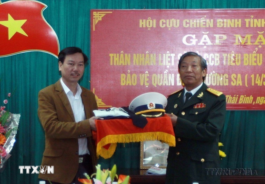 Cựu chiến binh Vũ Huy Lễ, Anh hùng Lực lượng Vũ trang Nhân dân, thuyền trưởng tàu HQ505 trong trận chiến đấu bảo vệ chủ quyền Tổ quốc ở đá Gạc Ma năm 1988, trao lại bộ quân phục của mình cho Bảo tàng Thái Bình. (Ảnh: Thế Duyệt/TTXVN)