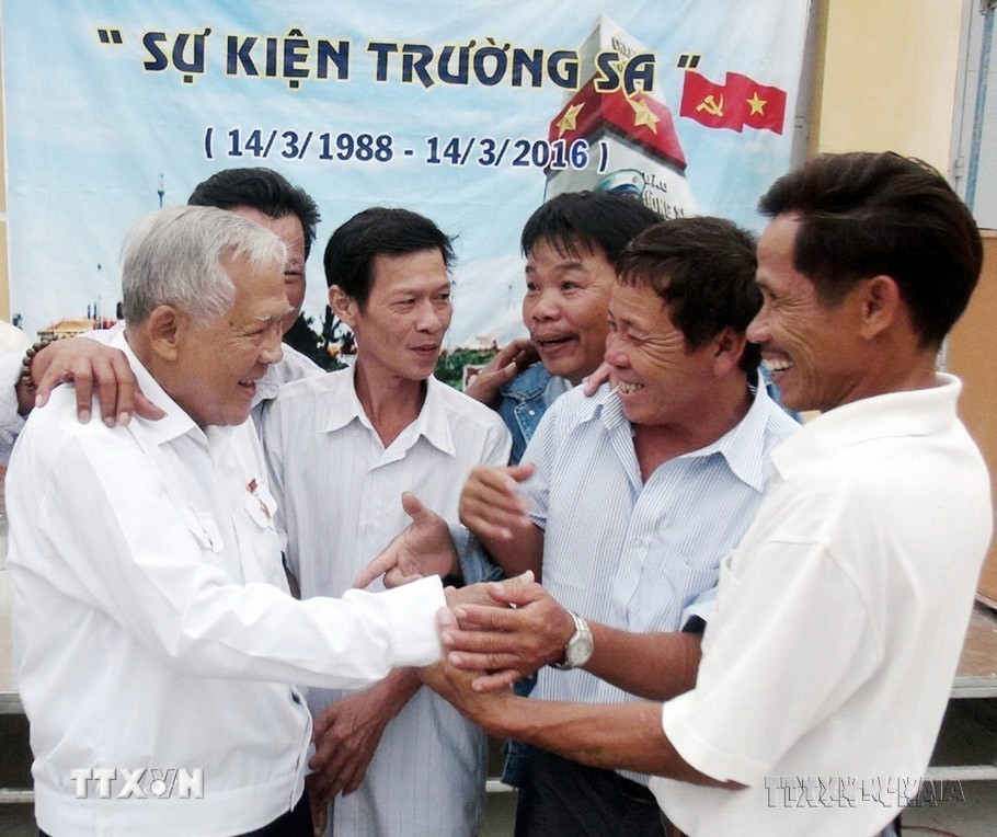 Kỷ niệm 28 năm trận chiến đấu bảo vệ Gạc Ma (14/3/1988-14/3/2016), gần 400 cựu chiến binh đã từng tham gia chiến đấu tại Trường Sa gặp mặt đầy cảm xúc tại xã Hòa Đồng, huyện Tây Hòa, tỉnh Phú Yên. (Ảnh: Xuân Triệu/TTXVN)