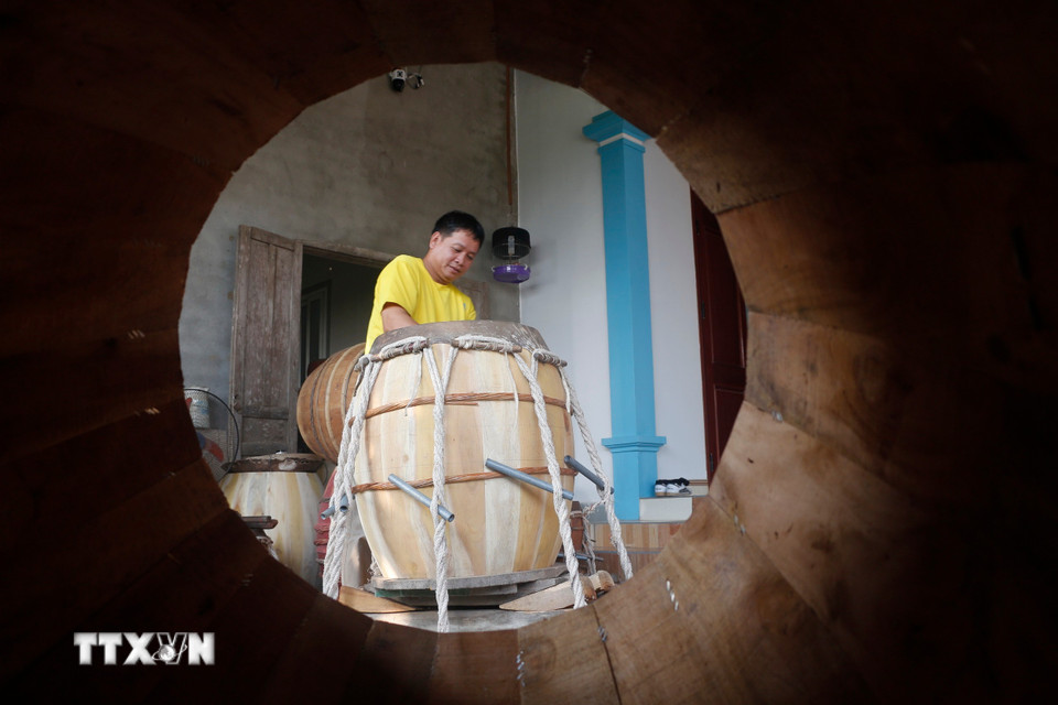 Dịp cuối năm, ông Cát tiêu thụ 14-15 cái trống/tháng, từ tháng 12 Âm lịch đến rằm tháng giêng bán được 20-30 cái. (Ảnh: Bích Huệ/TTXVN)