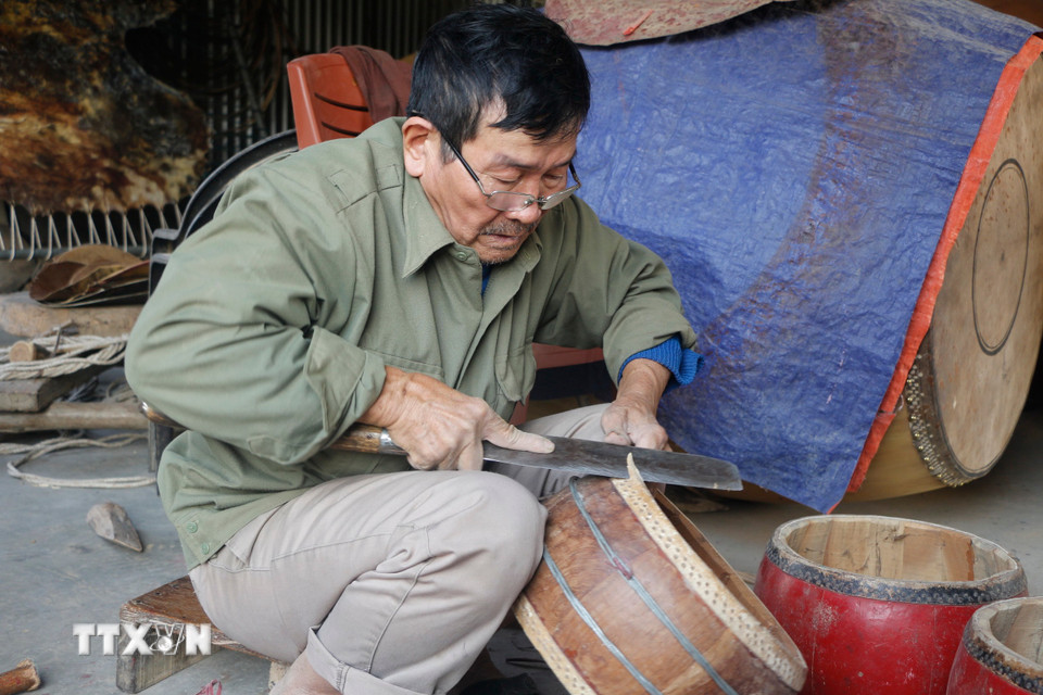 Để làm ra một chiếc trống hoàn chỉnh, các nghệ nhân trong làng trống Hoàng Hà rất dày công, tỉ mỉ chau chuốt cả 3 khâu quan trọng: làm da, làm tang và bưng trống. (Ảnh: Bích Huệ/TTXVN)