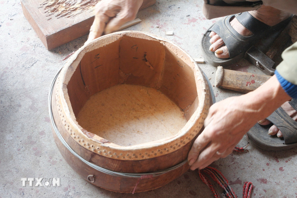 Đo kích thước làm trống, nhiều công đoạn làm trống vẫn phải làm bằng thủ công. (Ảnh: Bích Huệ/TTXVN)
