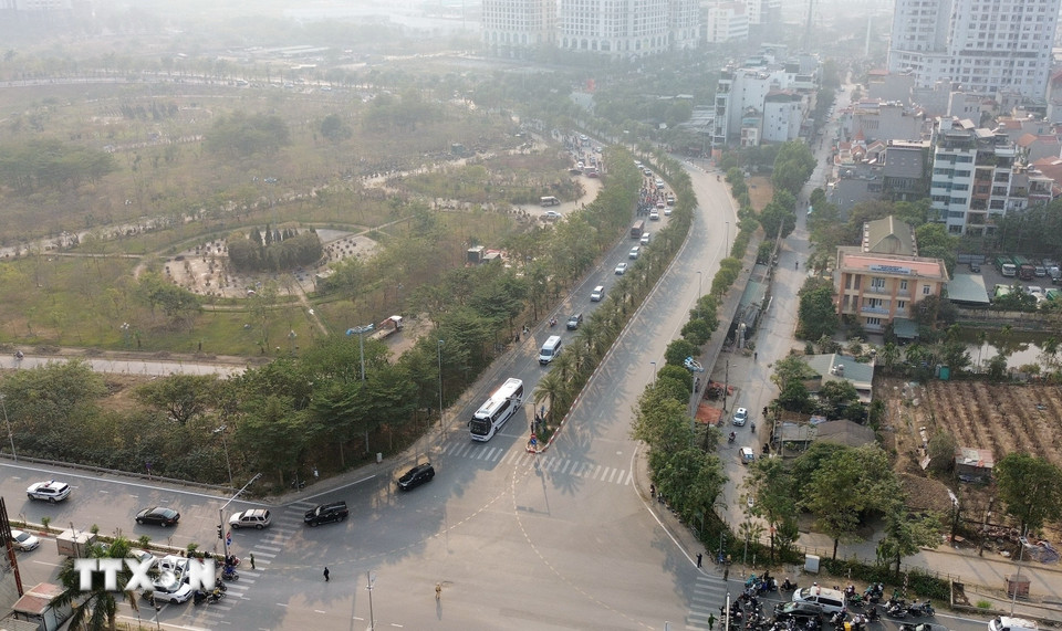 Cổ động viên đi theo đoàn xe chở đội tuyển bóng đá Việt Nam từ sân bay Nội Bài về thành phố. (Ảnh: Quốc Khánh/TTXVN)