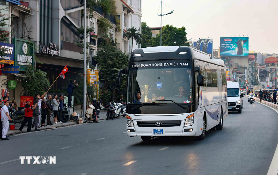 Người hâm mộ chào đón đội tuyển bóng đá Việt Nam dọc bên đường Âu Cơ. (Ảnh: Thanh Tùng/TTXVN)