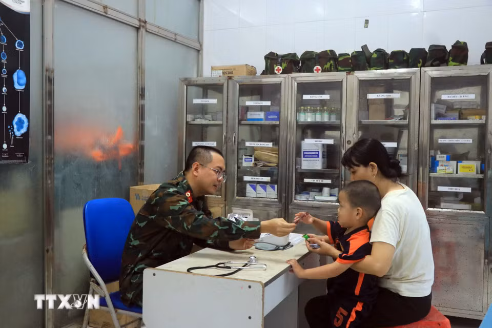 Bác sỹ tại Bệnh xá Quân y đảo Song Tử Tây tư vấn, cấp thuốc cho người dân. (Ảnh: Hữu Quyết/TTXVN)