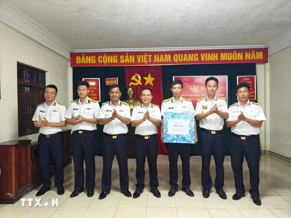 Tổ chức gặp mặt đội ngũ quân y công tác tại xã đảo Cô Lin, Quần đảo Trường Sa. (Ảnh: TTXVN phát)