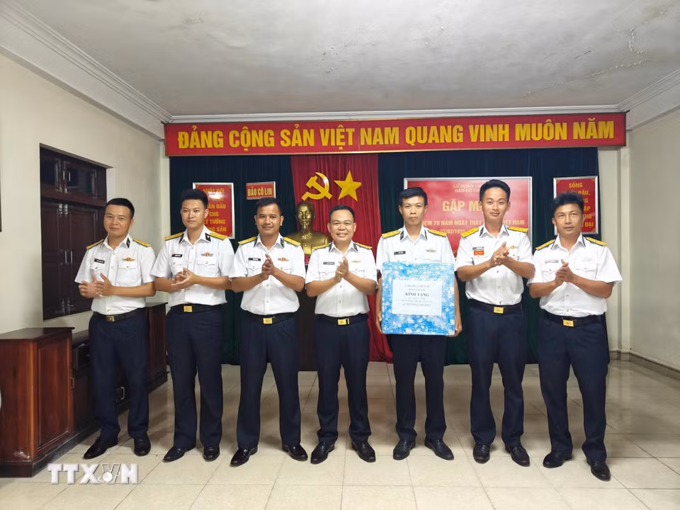 Tổ chức gặp mặt đội ngũ quân y công tác tại xã đảo Cô Lin, Quần đảo Trường Sa. (Ảnh: TTXVN phát)