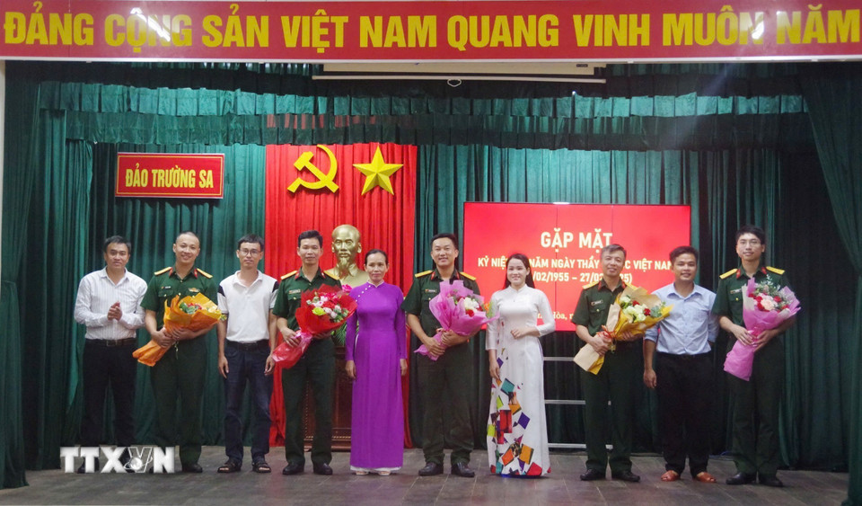 Tổ chức gặp mặt đội ngũ quân y công tác tại xã đảo Trường Sa. (Ảnh: TTXVN phát)