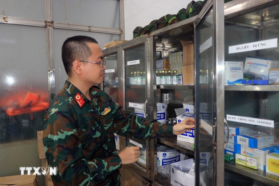 Tủ thuốc tại Bệnh xá Quân y đảo Song Tử Tây. (Ảnh: Hữu Quyết/TTXVN)