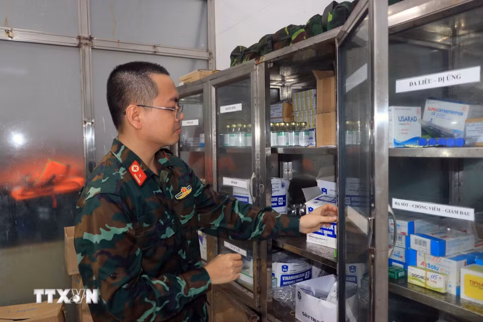 Tủ thuốc tại Bệnh xá Quân y đảo Song Tử Tây. (Ảnh: Hữu Quyết/TTXVN)